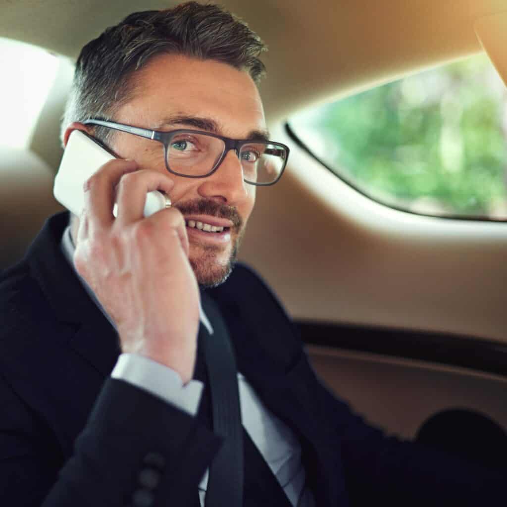 Hombre de negocios hablando por teléfono en coche